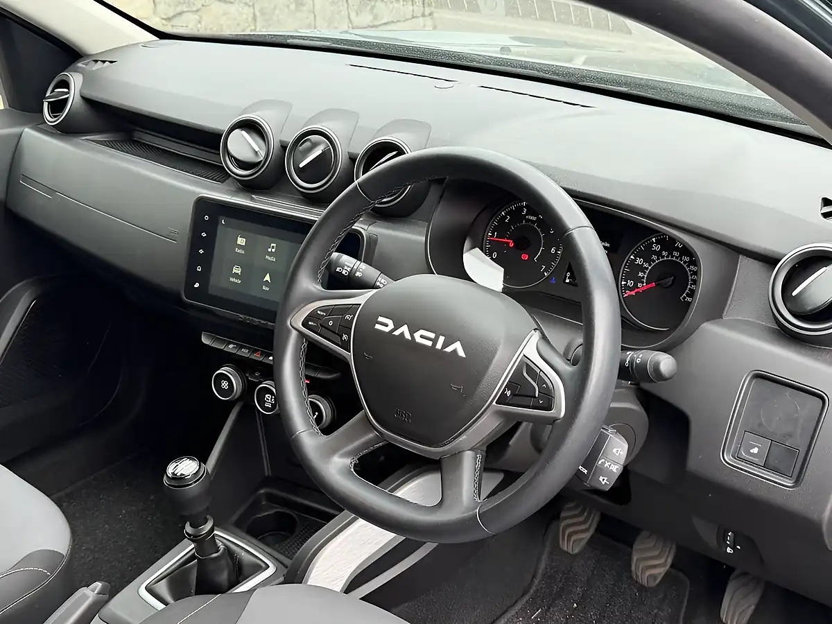 Used 2024 Dacia Duster Extreme Green - Interior and Exterior details 6