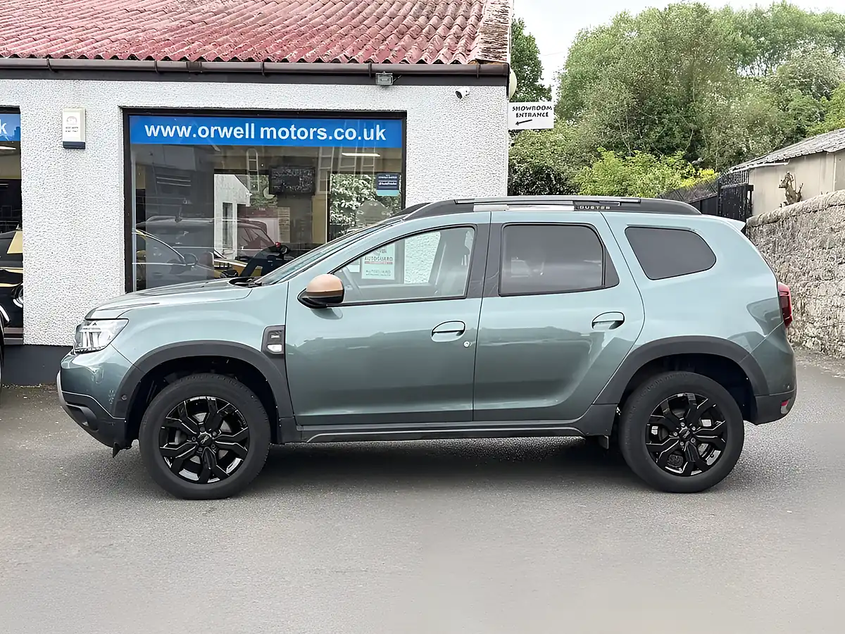 Used 2024 Dacia Duster Extreme Green - Interior and Exterior details 9