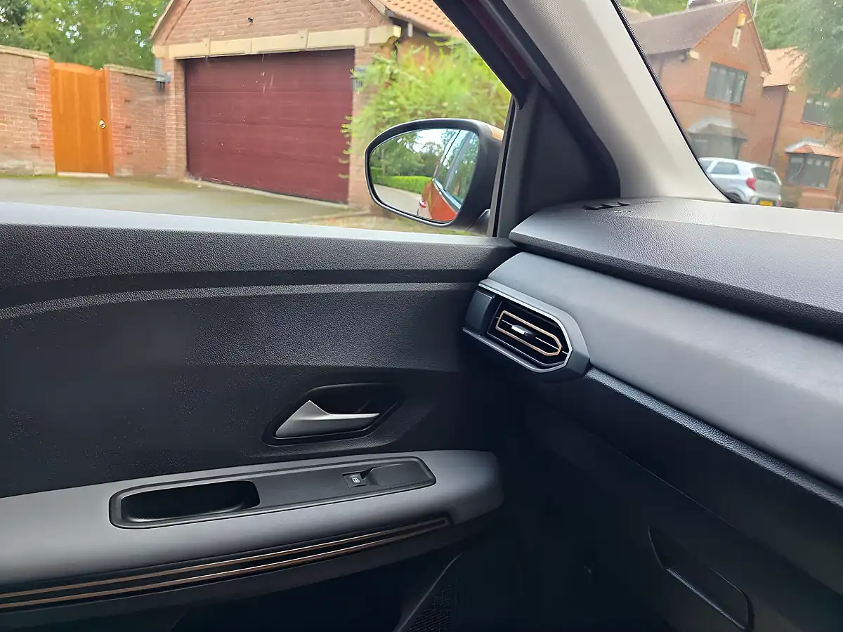 Used 2024 Dacia Jogger Extreme Brown - Interior and Exterior details 13