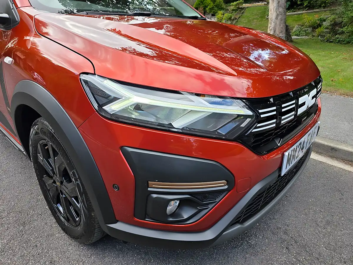 Used 2024 Dacia Jogger Extreme Brown - Interior and Exterior details 19