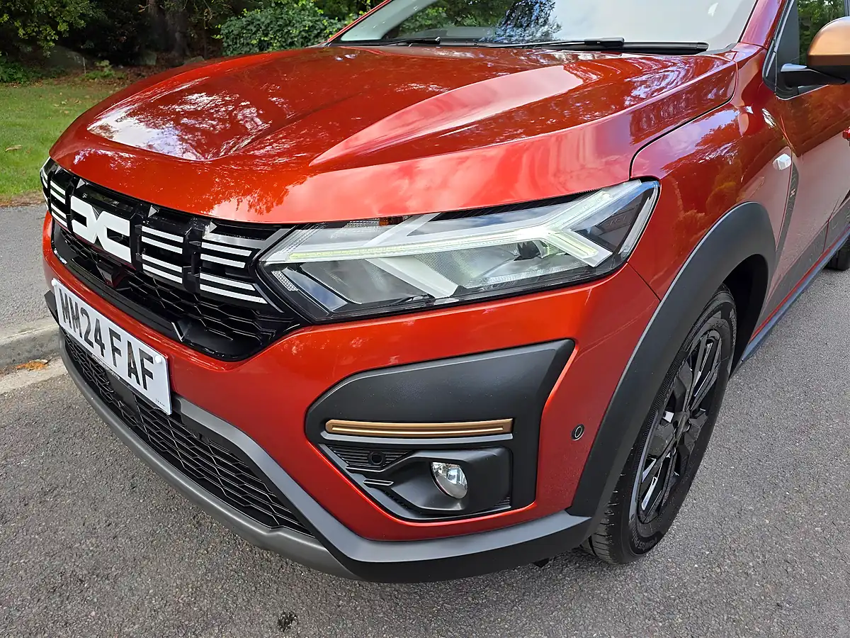 Used 2024 Dacia Jogger Extreme Brown - Interior and Exterior details 4