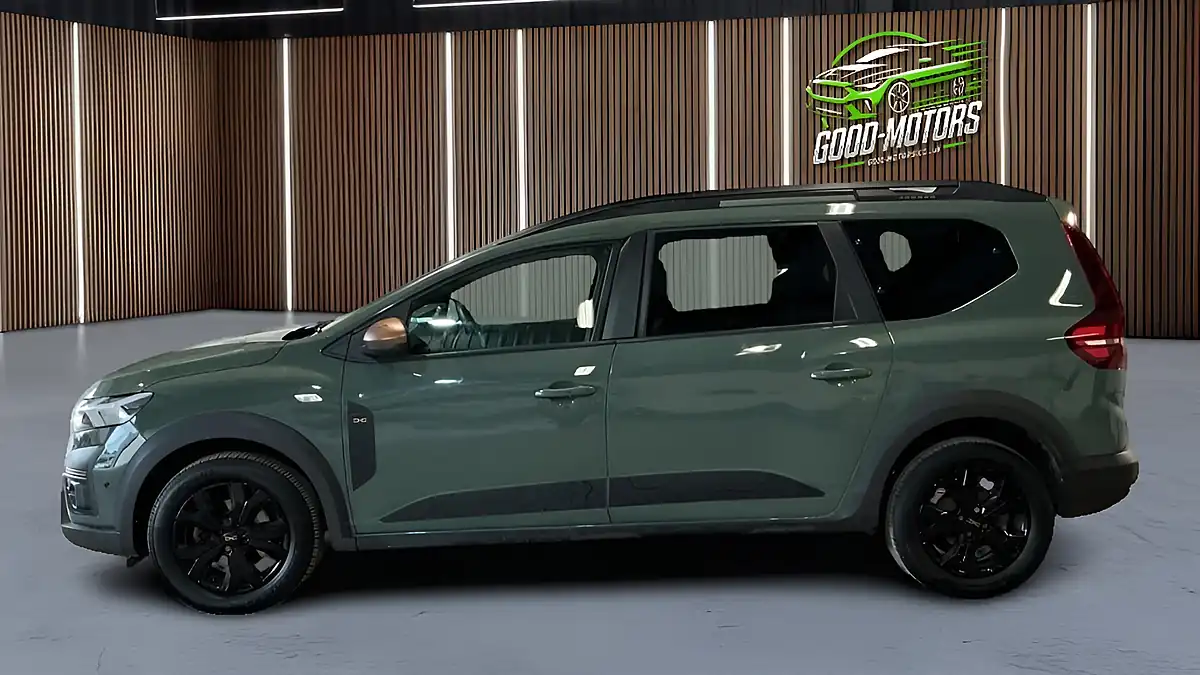 Used 2024 Dacia Jogger Extreme Green - Interior and Exterior details 11