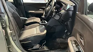 Used 2024 Dacia Jogger Extreme Green - Interior and Exterior details 13