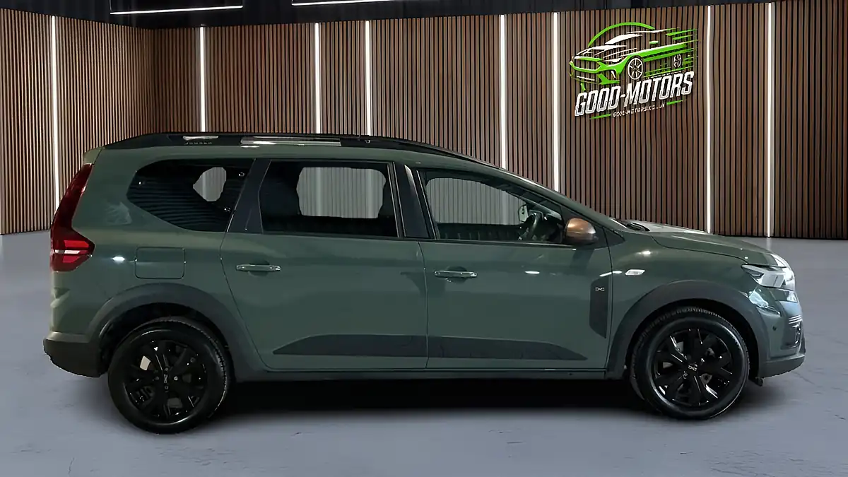 Used 2024 Dacia Jogger Extreme Green - Interior and Exterior details 5
