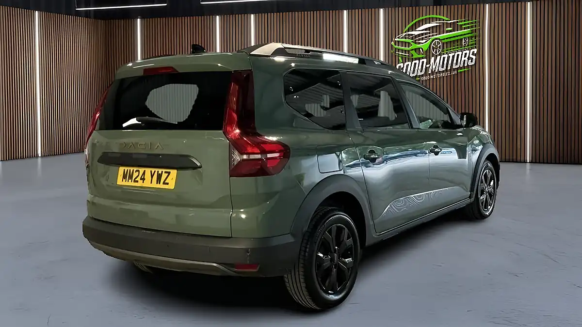 Used 2024 Dacia Jogger Extreme Green - Interior and Exterior details 7