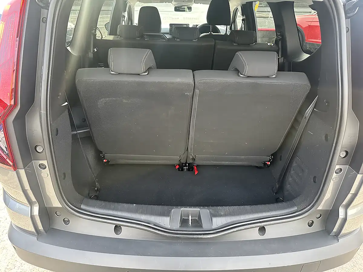 Used 2024 Dacia Jogger Extreme Shadow Grey - Interior and Exterior details 10