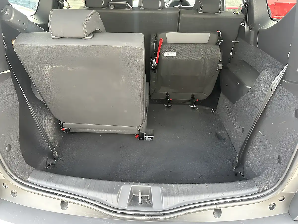 Used 2024 Dacia Jogger Extreme Shadow Grey - Interior and Exterior details 15