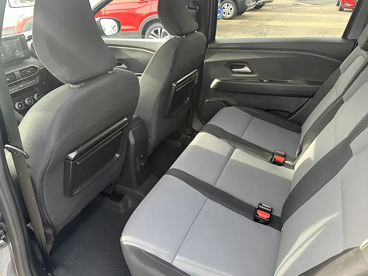 Used 2024 Dacia Jogger Extreme Shadow Grey - Interior and Exterior details 19