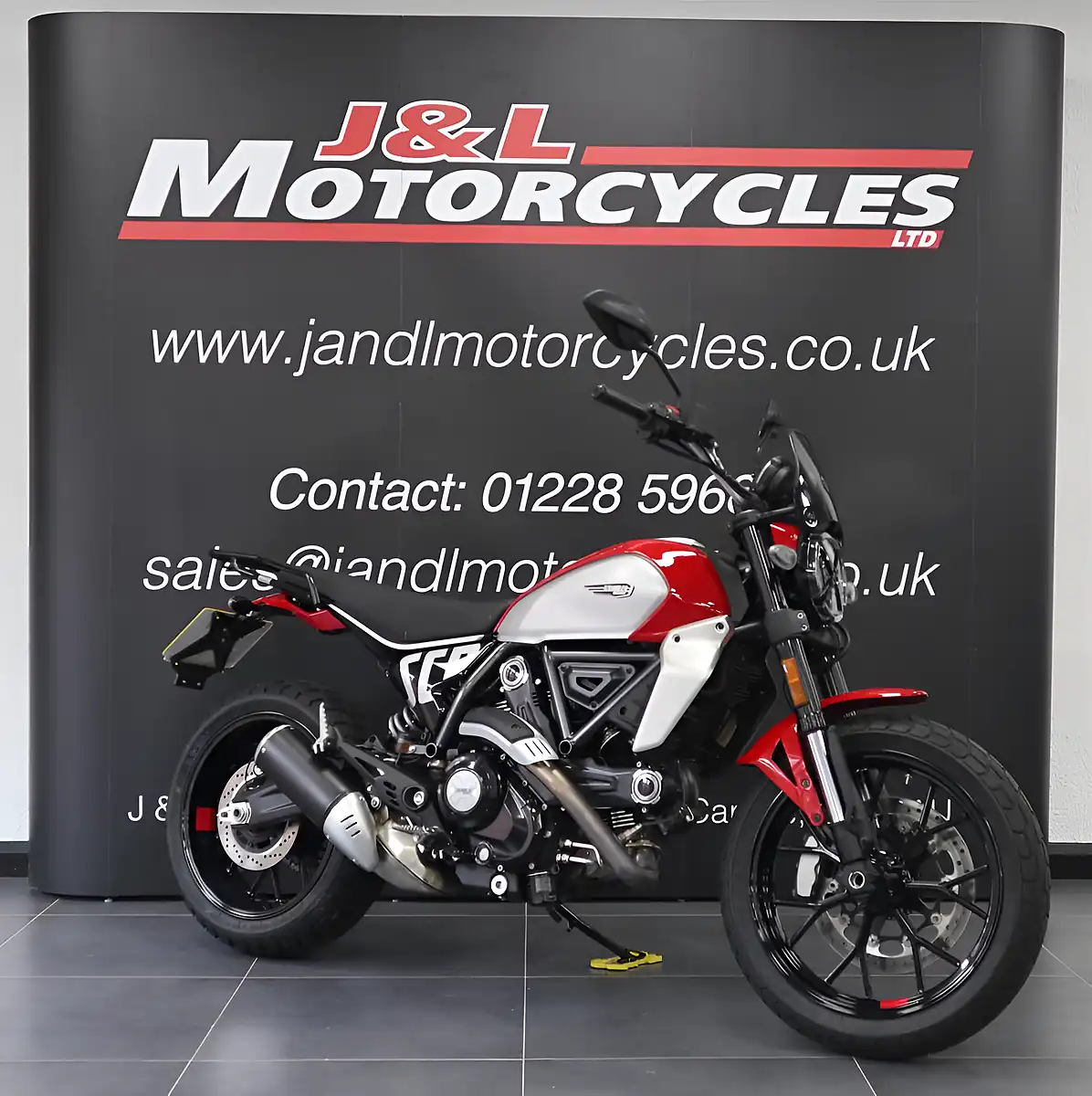 Used 2024 Ducati Scrambler Icon Red Red - Interior and Exterior details 3