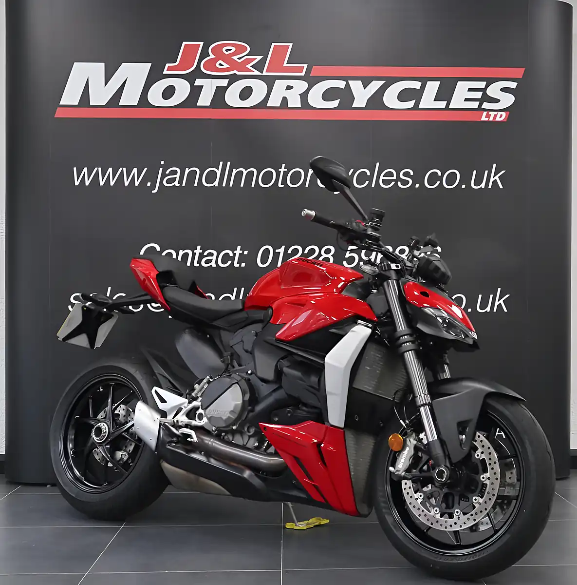 Used 2024 Ducati Streetfighter V2 Red - Interior and Exterior details 3