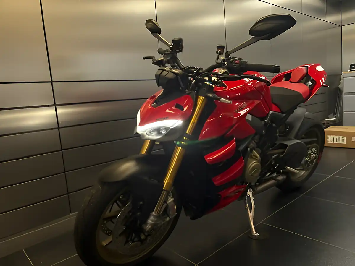 Used 2024 Ducati Streetfighter V4 S Red - Interior and Exterior details 9