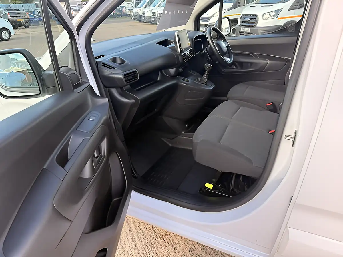 Used 2024 Fiat Doblo Maxi Professional L2 Lwb White - Interior and Exterior details 12
