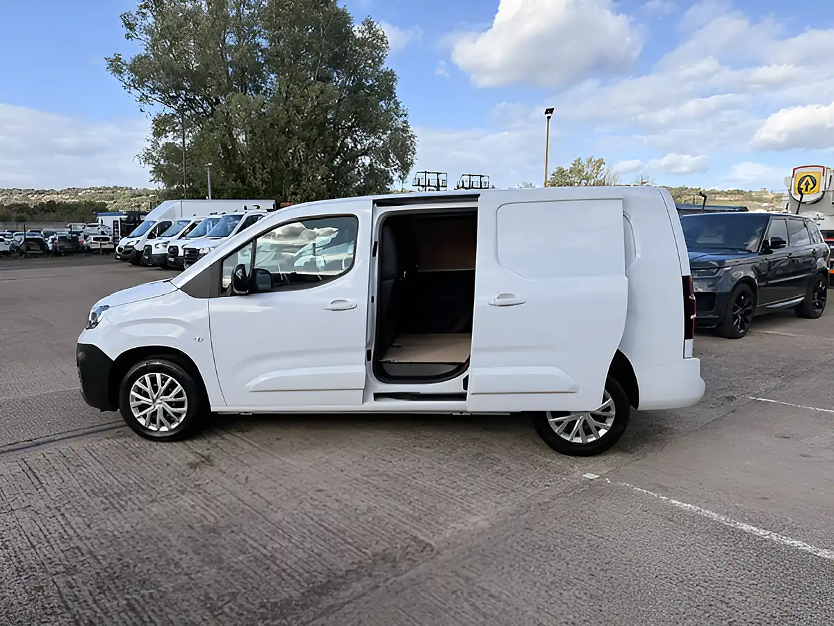 Used 2024 Fiat Doblo Maxi Professional L2 Lwb White - Interior and Exterior details 9