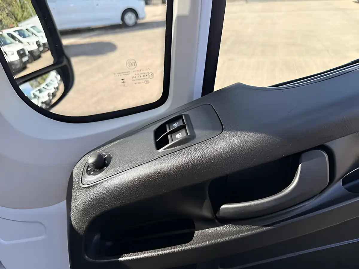 Used 2024 Fiat Ducato Business Edition Maxi Lo Loader Luton White - Interior and Exterior details 15