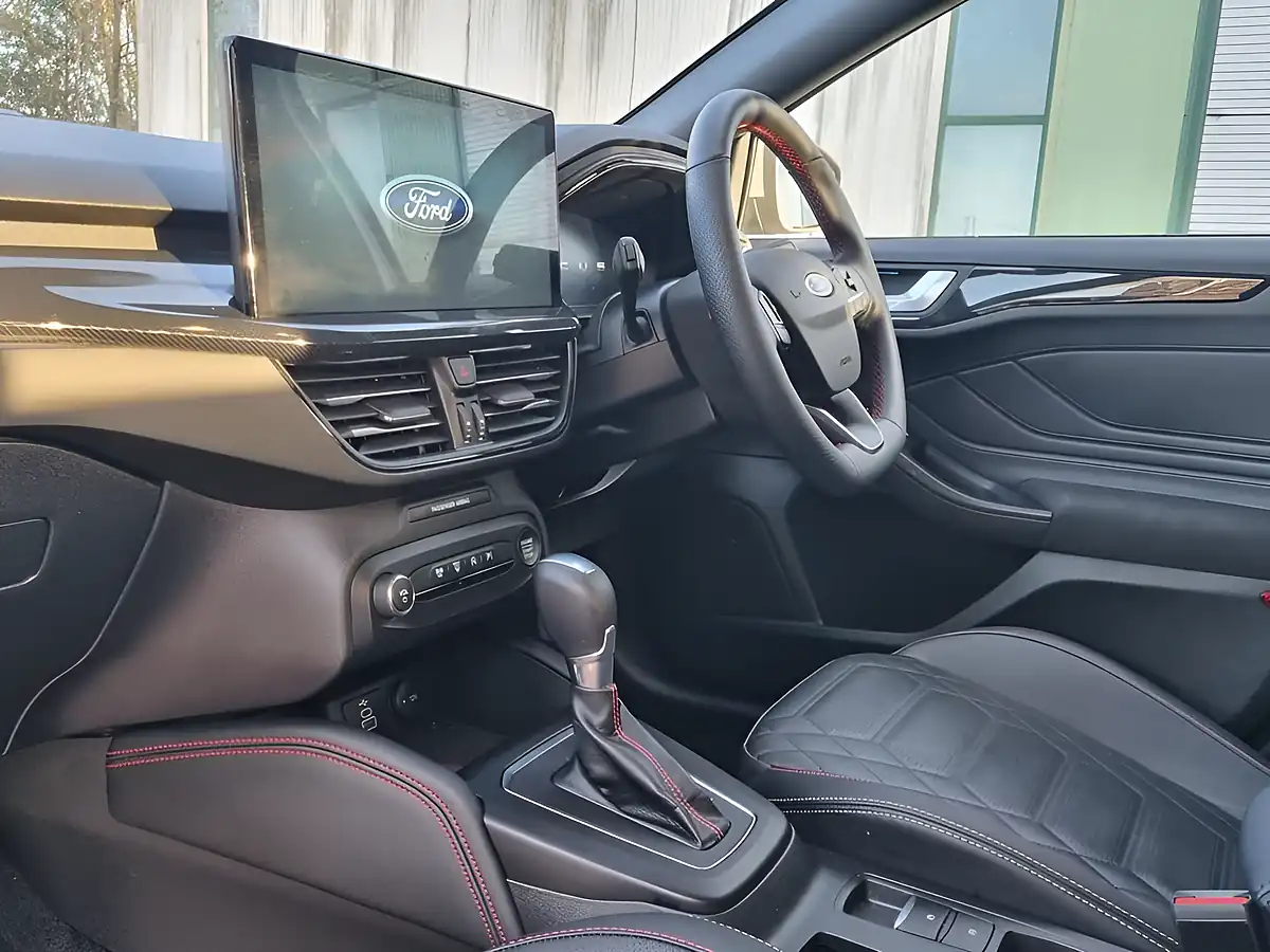 Used 2024 Ford Focus ST-Line X Silver - Interior and Exterior details 9