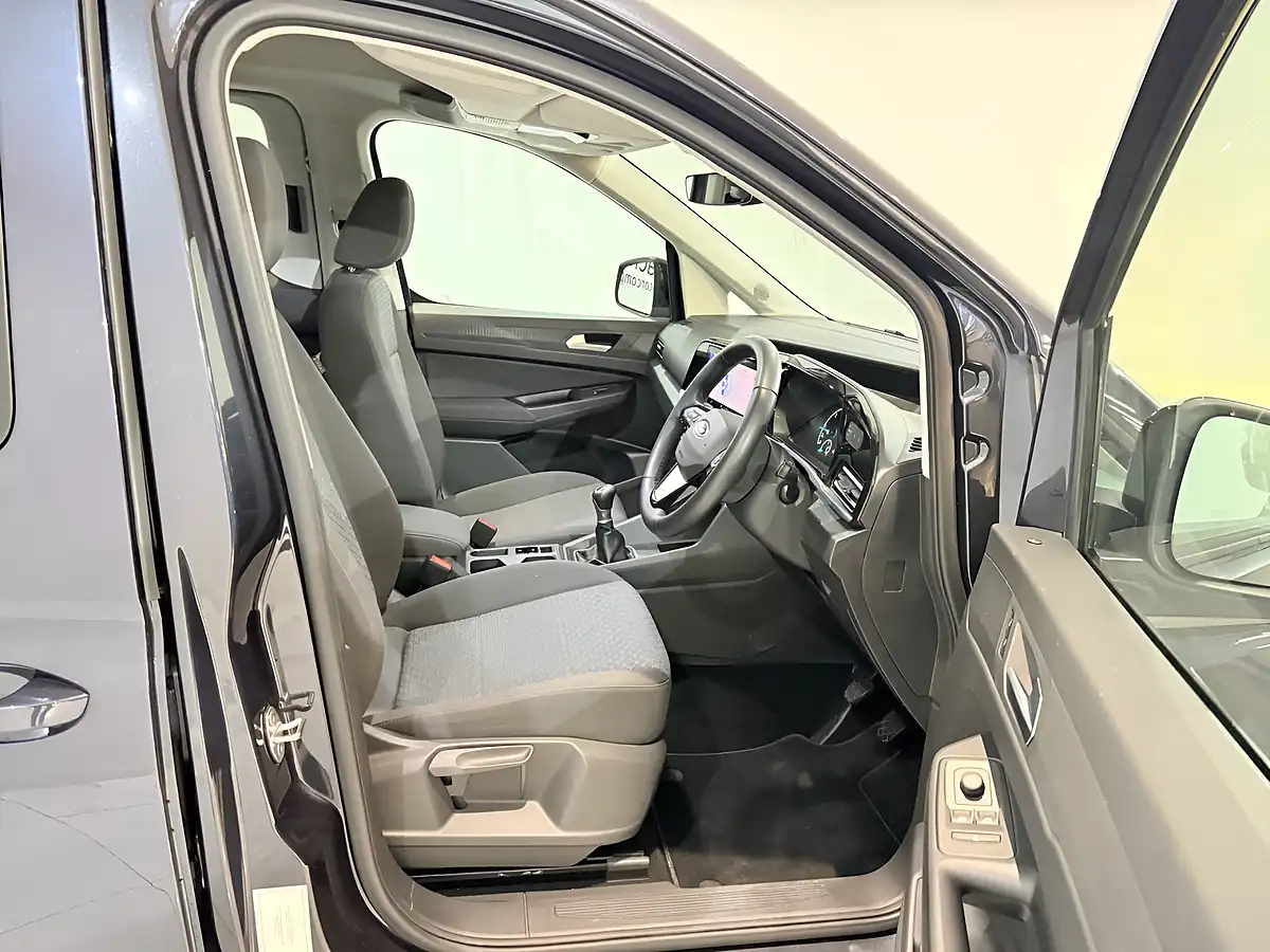 Used 2024 Ford Tourneo Connect Titanium Midnight Blue - Interior and Exterior details 11