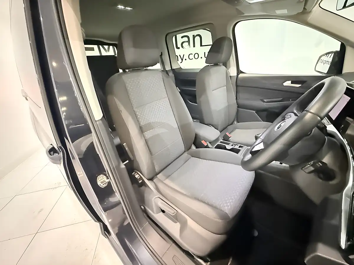 Used 2024 Ford Tourneo Connect Titanium Midnight Blue - Interior and Exterior details 12
