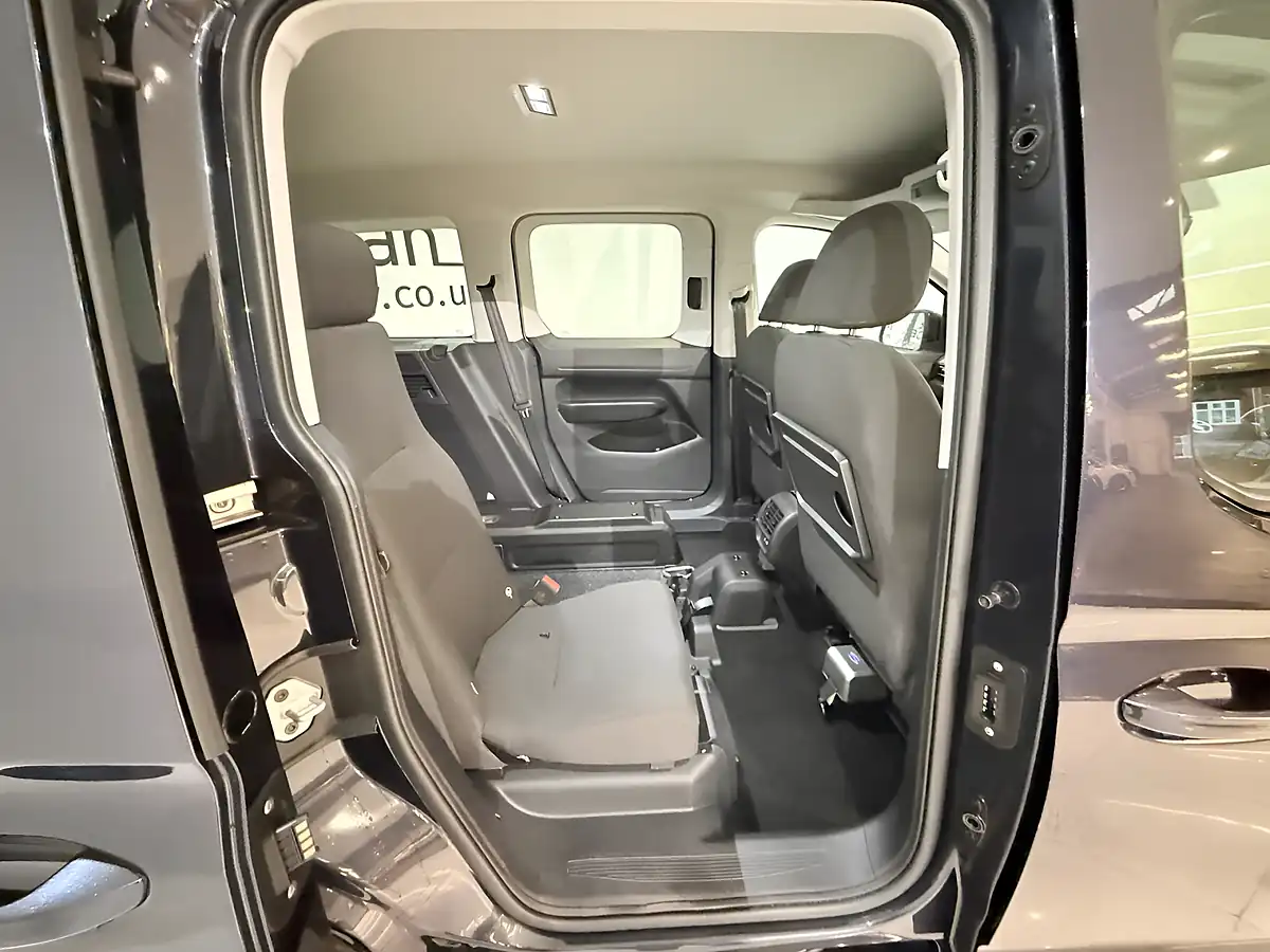 Used 2024 Ford Tourneo Connect Titanium Midnight Blue - Interior and Exterior details 16