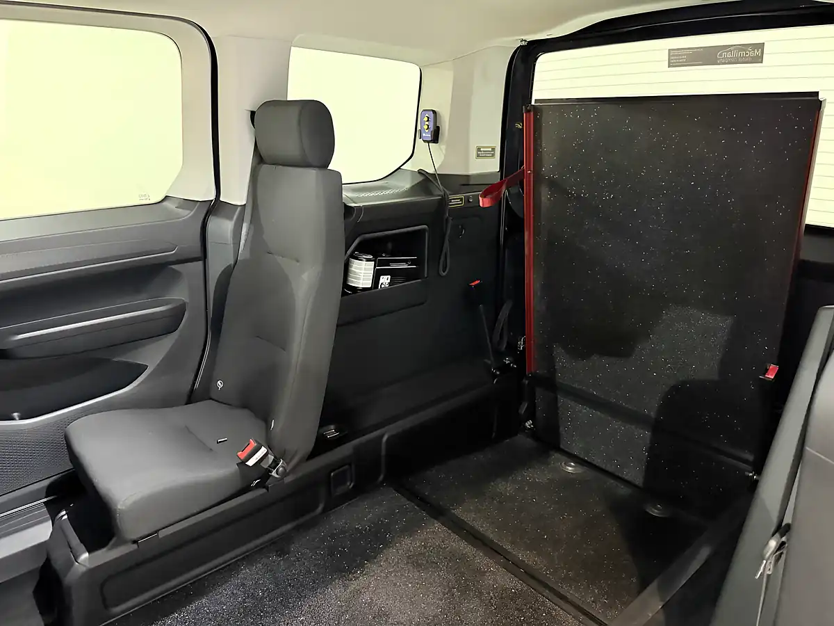 Used 2024 Ford Tourneo Connect Titanium Midnight Blue - Interior and Exterior details 17