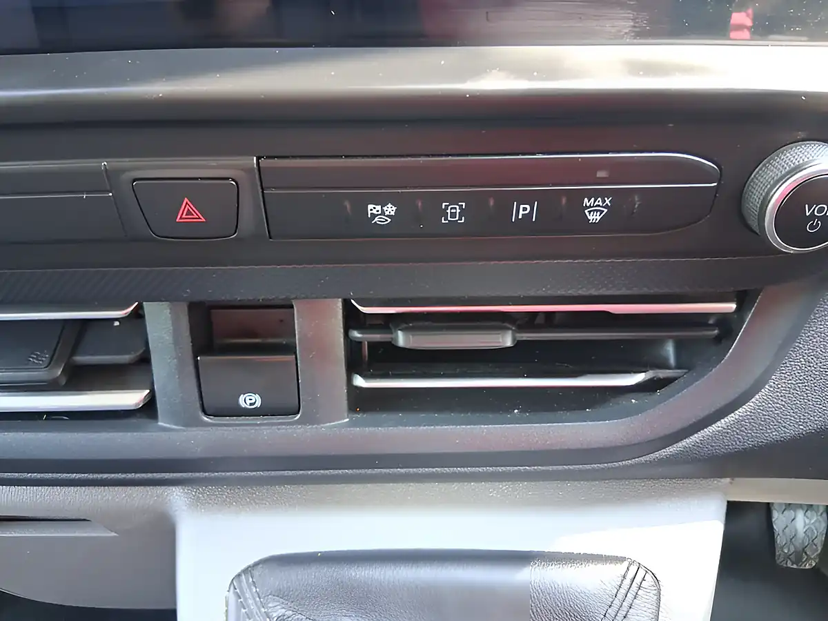 Used 2024 Ford Transit Custom Limited White - Interior and Exterior details 17