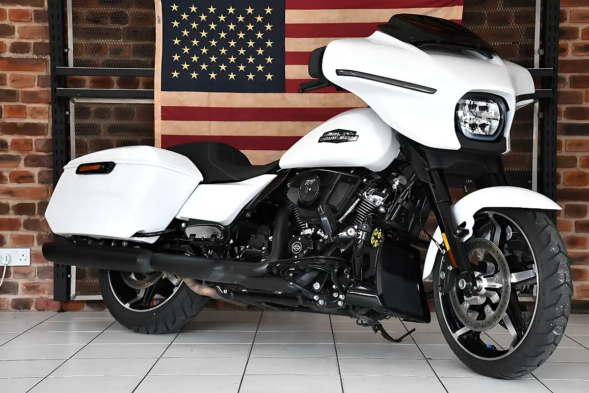 Used 2024 Harley-Davidson Street Glide White - Front View