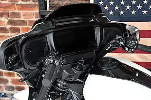 Used 2024 Harley-Davidson Street Glide White - Interior and Exterior details 10