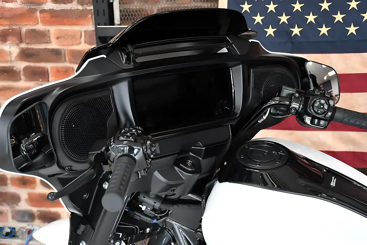 Used 2024 Harley-Davidson Street Glide White - Interior and Exterior details 10