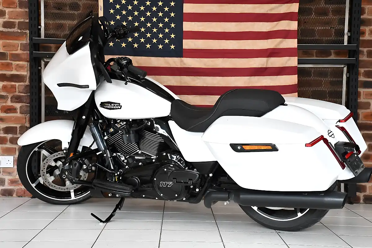 Used 2024 Harley-Davidson Street Glide White - Interior and Exterior details 12