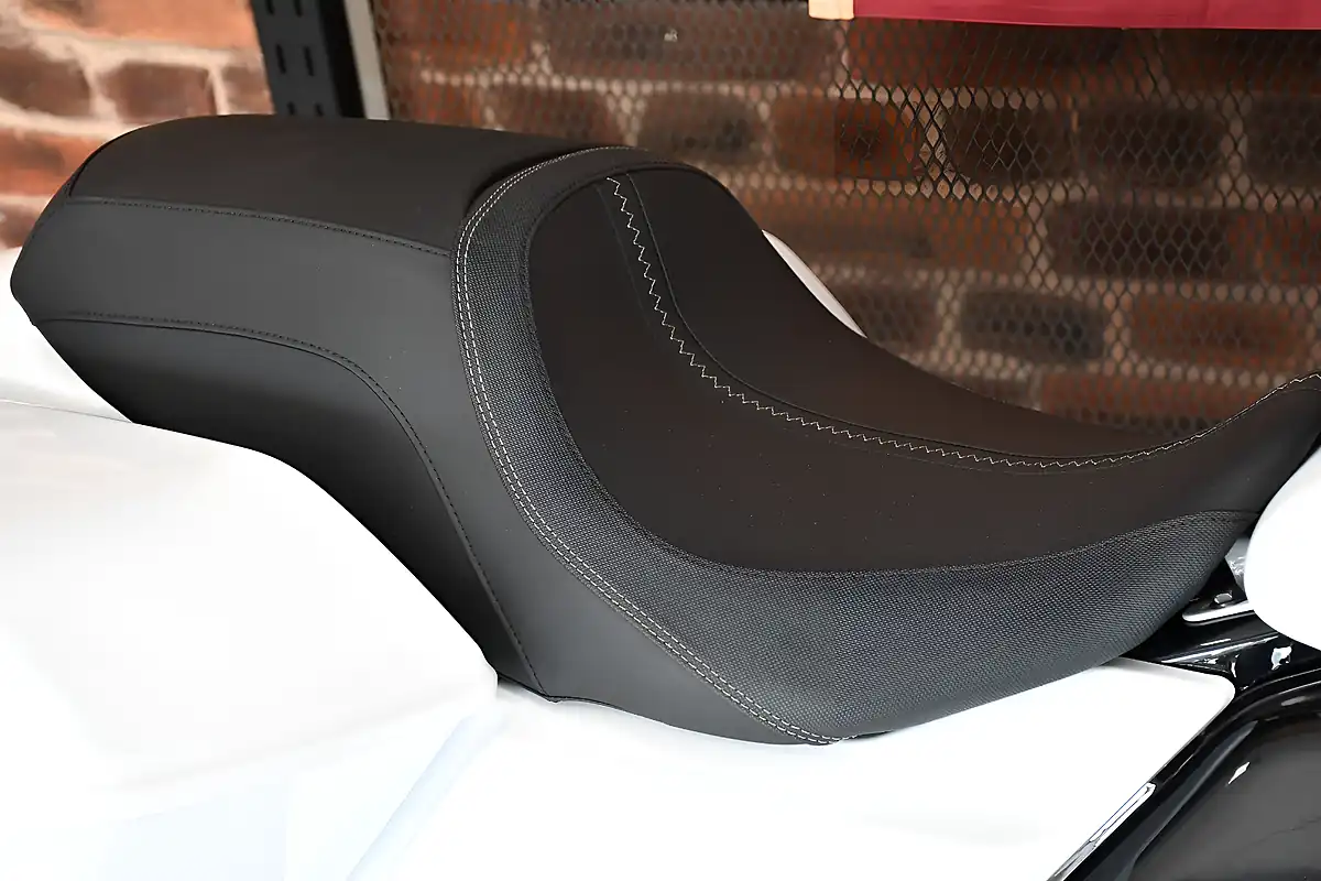 Used 2024 Harley-Davidson Street Glide White - Interior and Exterior details 13