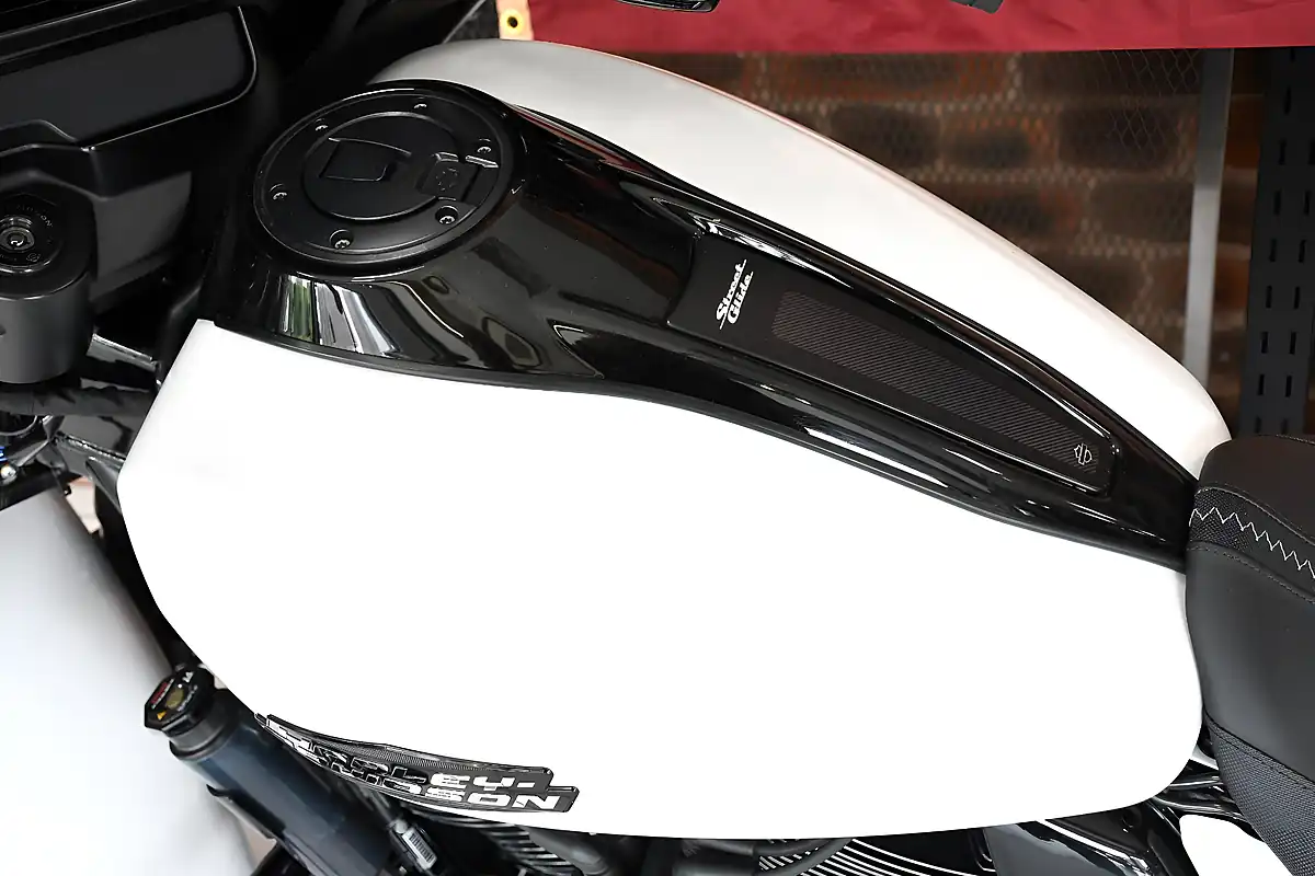 Used 2024 Harley-Davidson Street Glide White - Interior and Exterior details 14