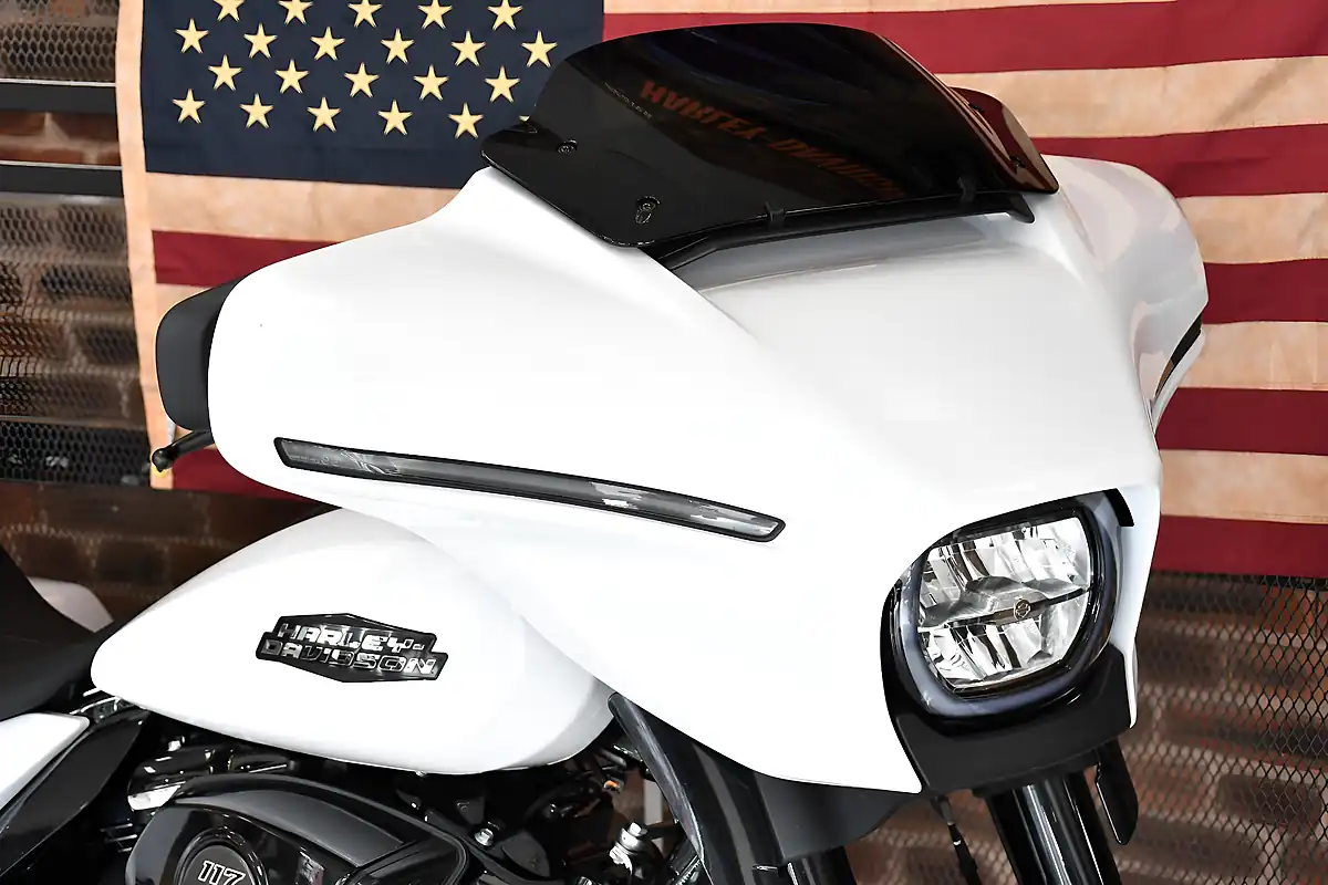 Used 2024 Harley-Davidson Street Glide White - Interior and Exterior details 16