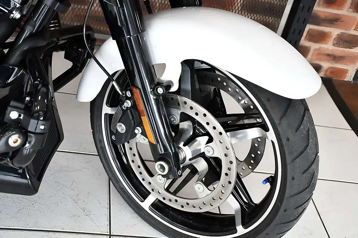 Used 2024 Harley-Davidson Street Glide White - Interior and Exterior details 17