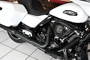 Used 2024 Harley-Davidson Street Glide White - Interior and Exterior details 3