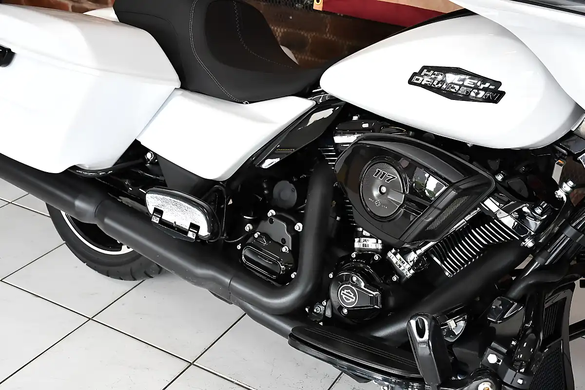 Used 2024 Harley-Davidson Street Glide White - Interior and Exterior details 3