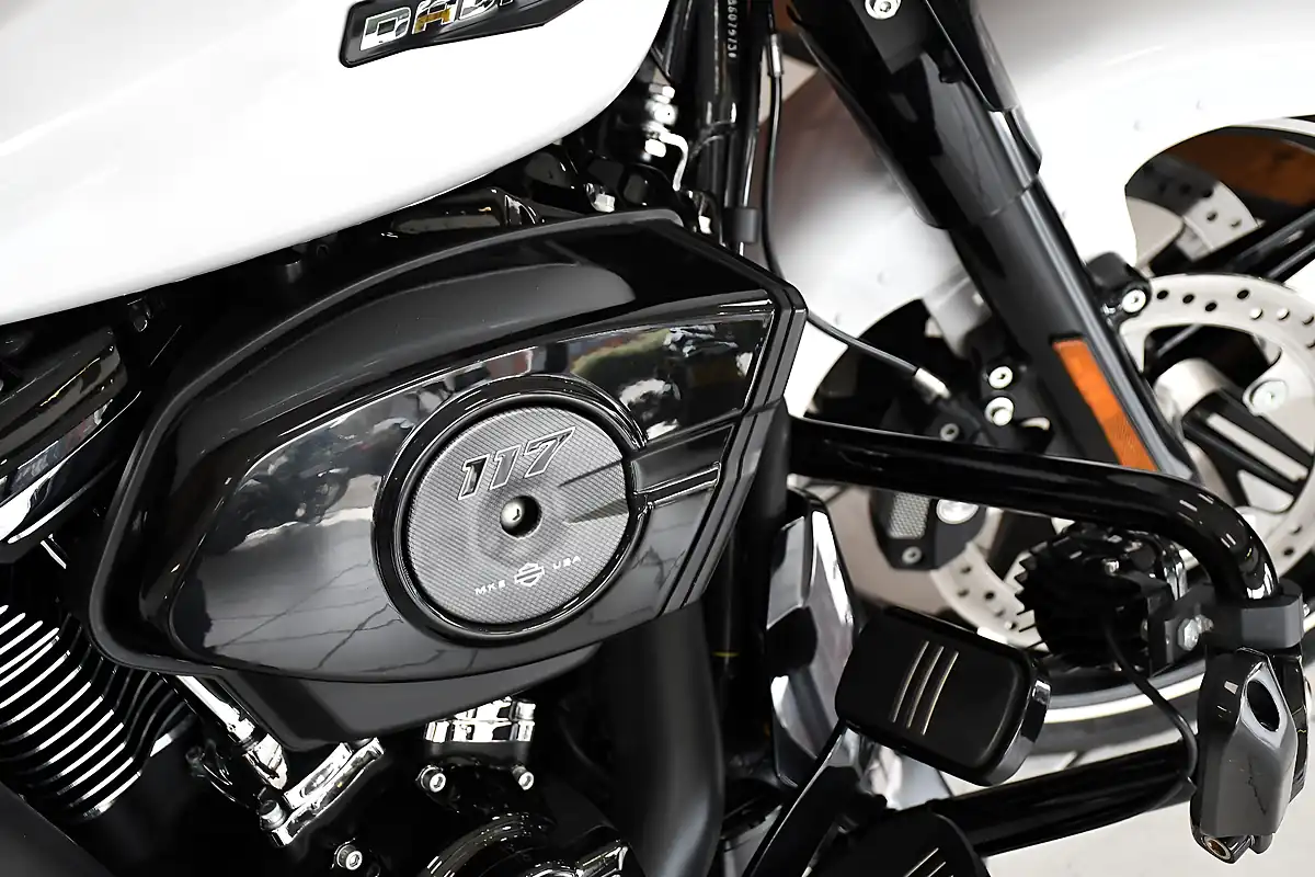 Used 2024 Harley-Davidson Street Glide White - Interior and Exterior details 4