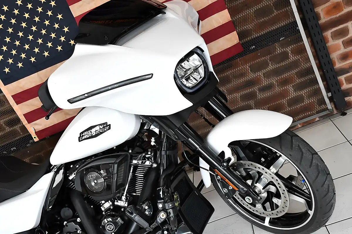 Used 2024 Harley-Davidson Street Glide White - Interior and Exterior details 5