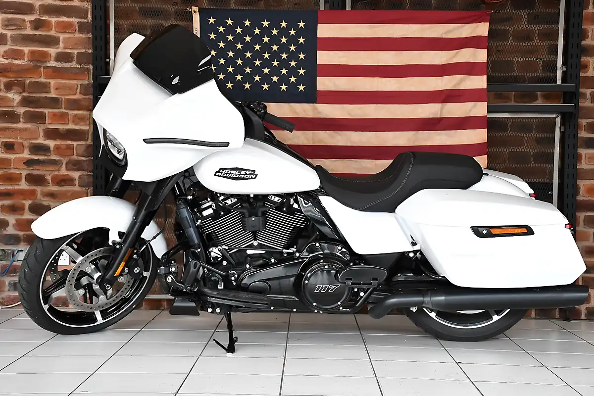 Used 2024 Harley-Davidson Street Glide White - Interior and Exterior details 7