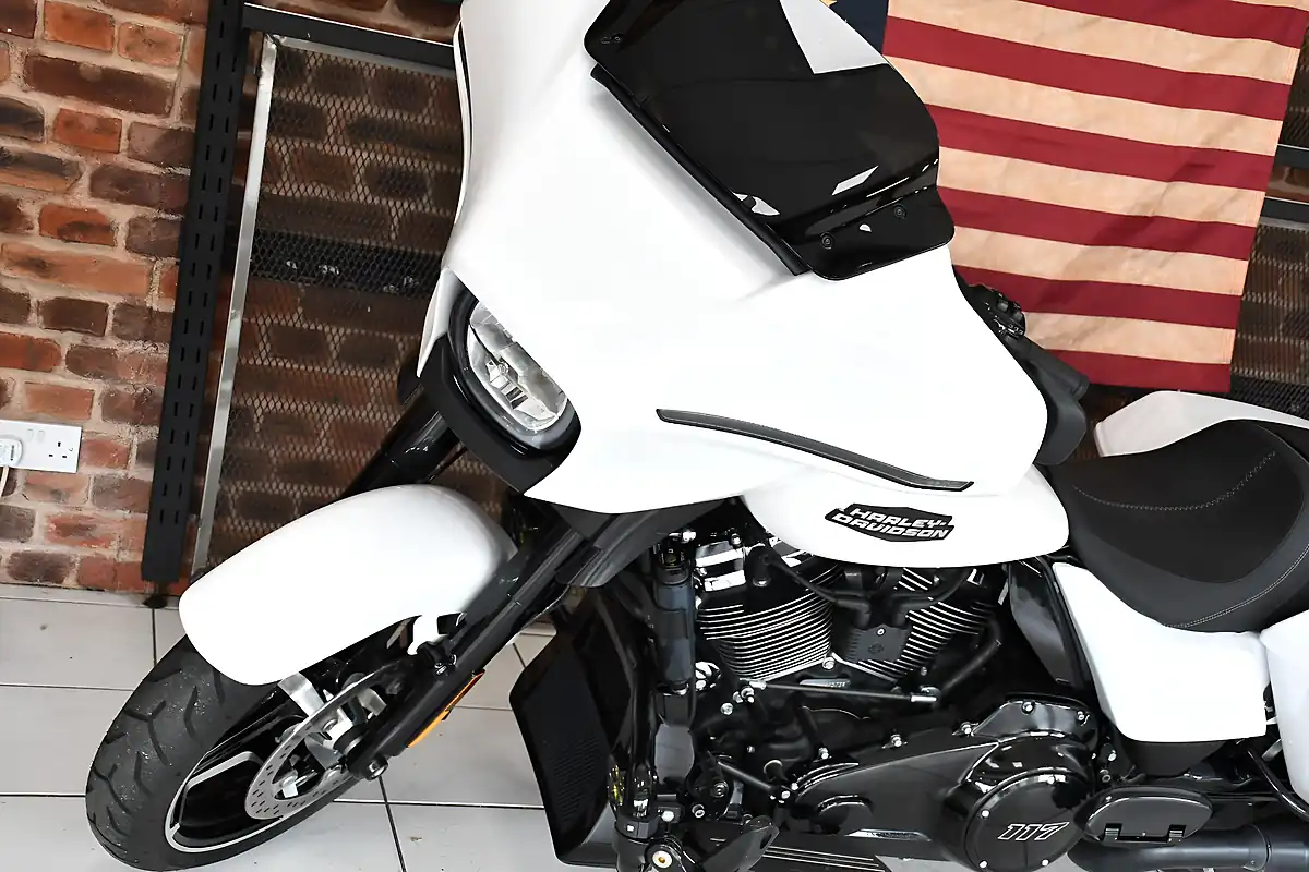 Used 2024 Harley-Davidson Street Glide White - Interior and Exterior details 8