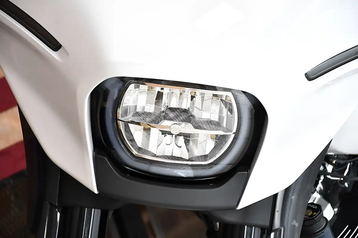 Used 2024 Harley-Davidson Street Glide White - Interior and Exterior details 9