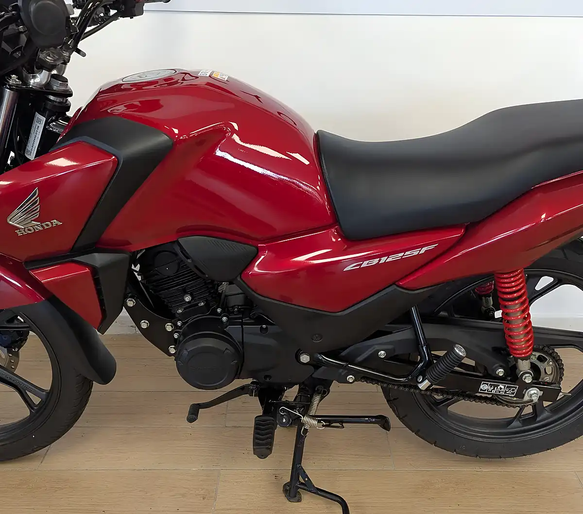 Used 2024 Honda CB125F Red - Interior and Exterior details 11