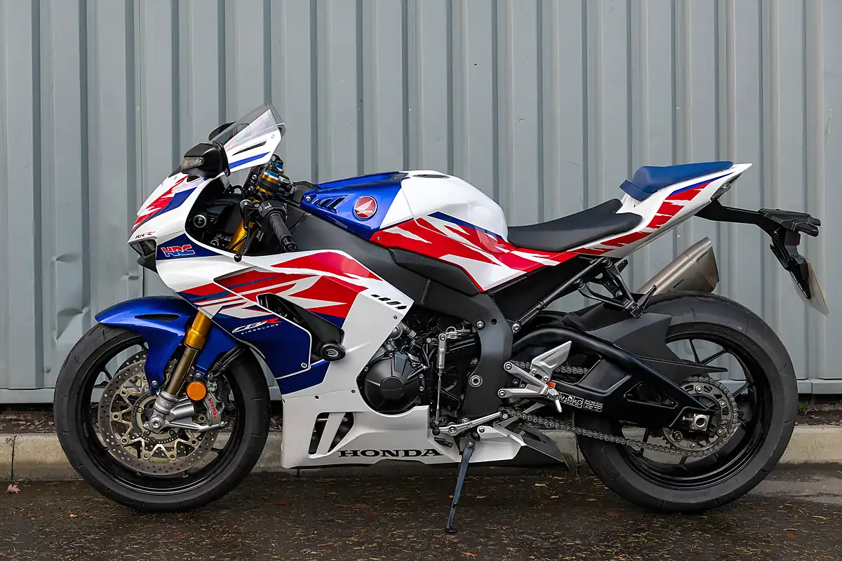 Used 2024 Honda CBR1000RR-R Fireblade Sp 30th Anniversary Pearl Glare White - Interior and Exterior details 6