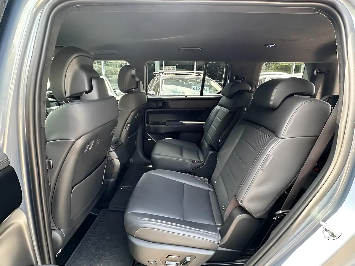 Used 2024 Hyundai Santa Fe Calligraphy Pebble Blue - Interior and Exterior details 10