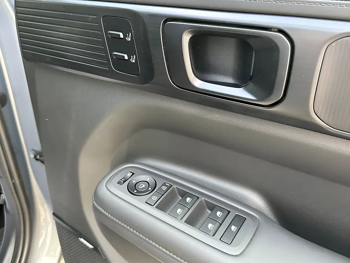 Used 2024 Hyundai Santa Fe Calligraphy Pebble Blue - Interior and Exterior details 13
