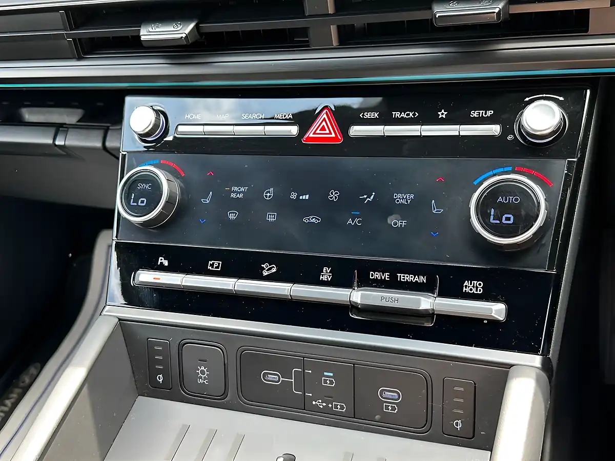 Used 2024 Hyundai Santa Fe Calligraphy Pebble Blue - Interior and Exterior details 14