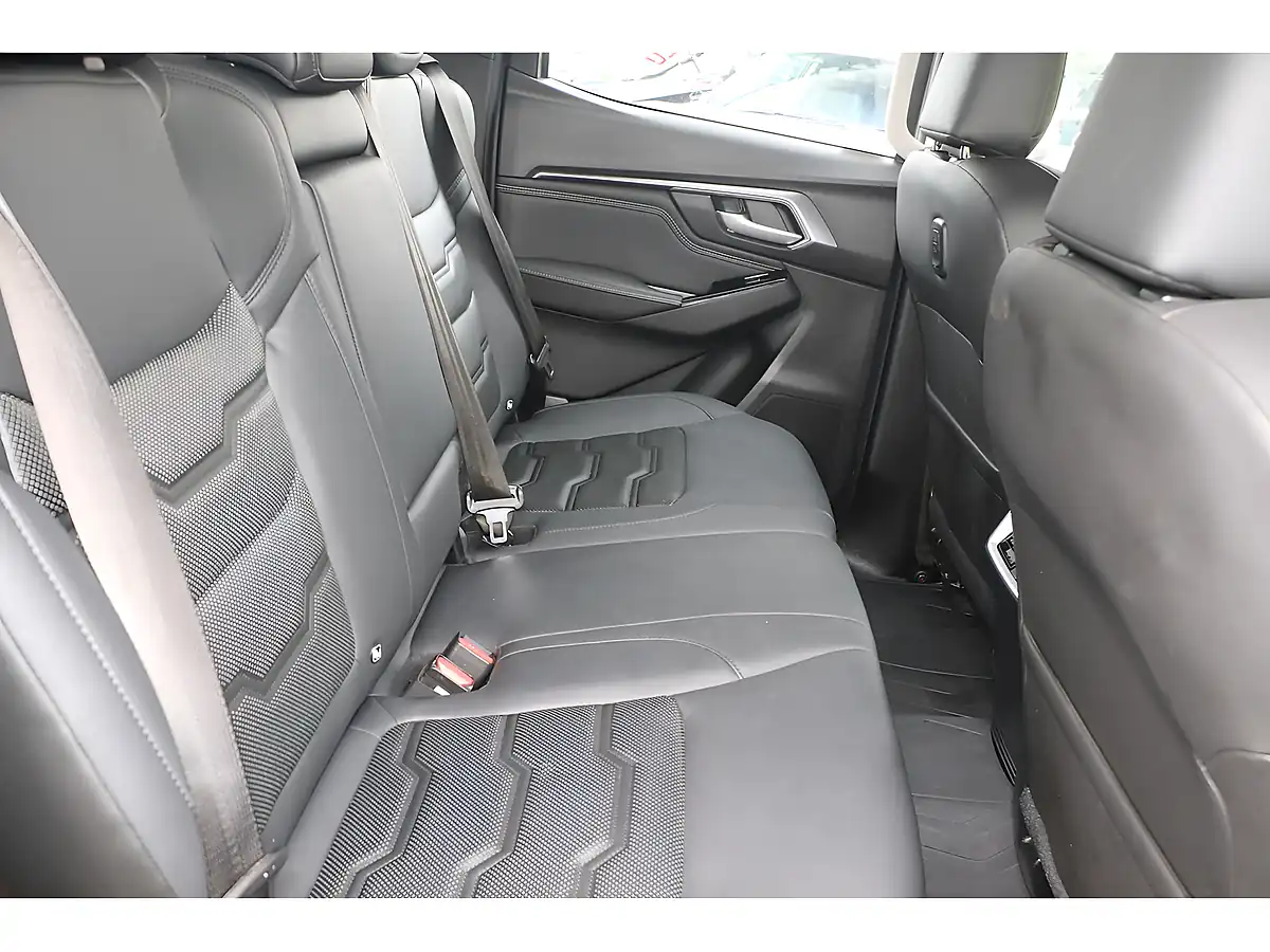 Used 2024 Isuzu D-Max DL40 Mercury Silver - Interior and Exterior details 10
