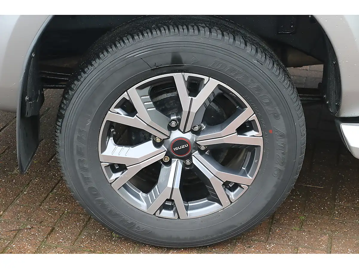 Used 2024 Isuzu D-Max DL40 Mercury Silver - Interior and Exterior details 14