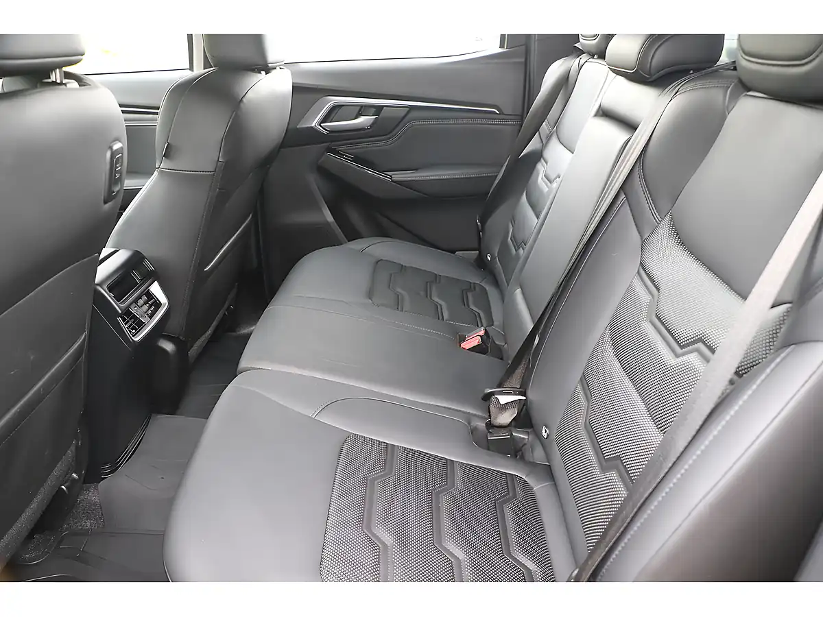 Used 2024 Isuzu D-Max DL40 Mercury Silver - Interior and Exterior details 16