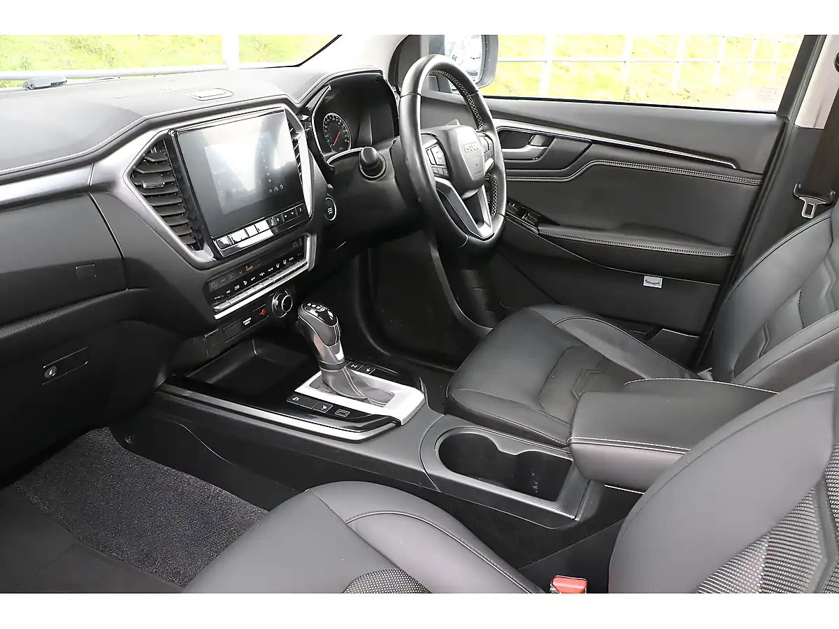Used 2024 Isuzu D-Max DL40 Mercury Silver - Interior and Exterior details 17