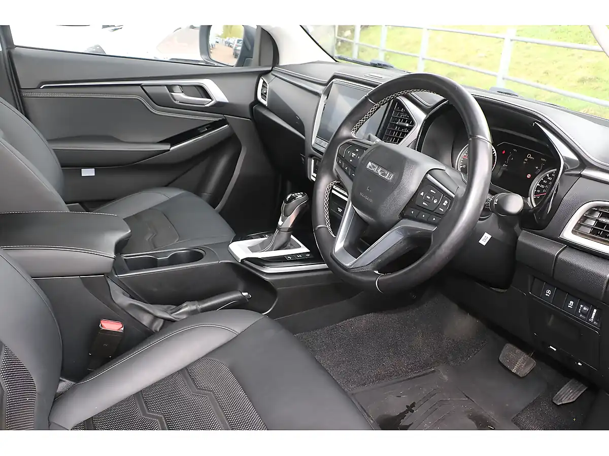Used 2024 Isuzu D-Max DL40 Mercury Silver - Interior and Exterior details 6