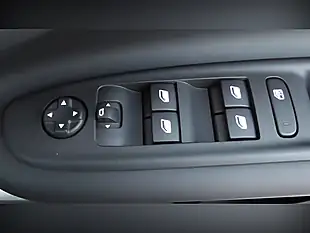 Used 2024 Jeep Avenger Altitude Black - Interior and Exterior details 9